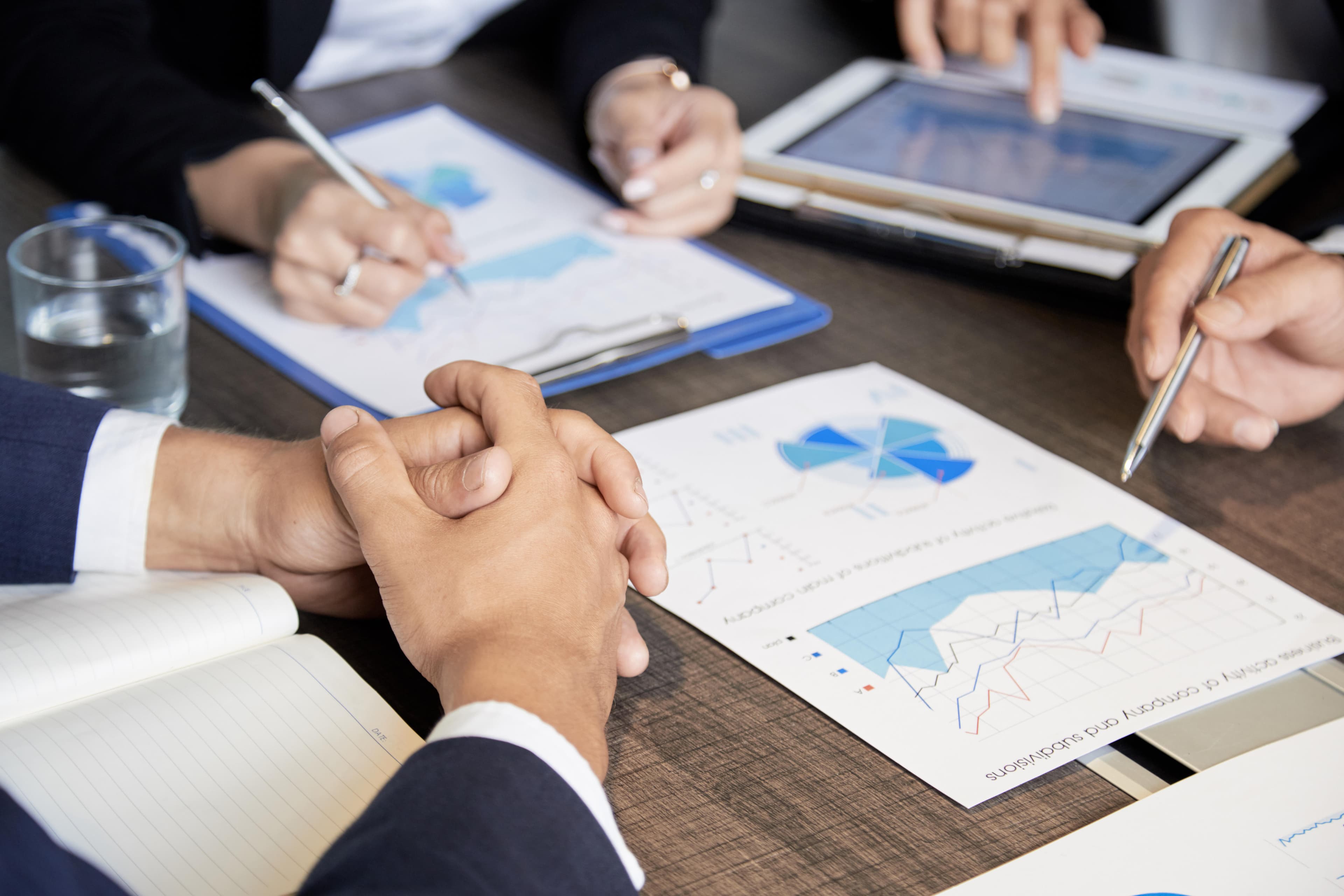 Pessoas analisando relatórios