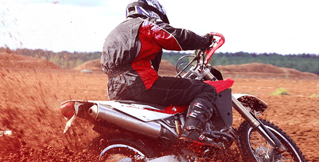 Mão com máscara aplicada