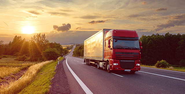 Mão com máscara aplicada