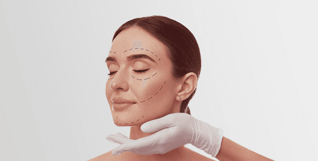 Mão com máscara aplicada