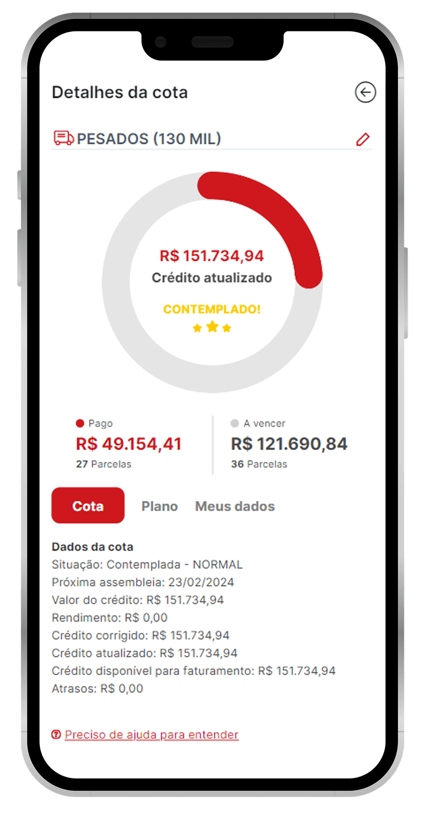 Garota sorrindo com a mão no queixo