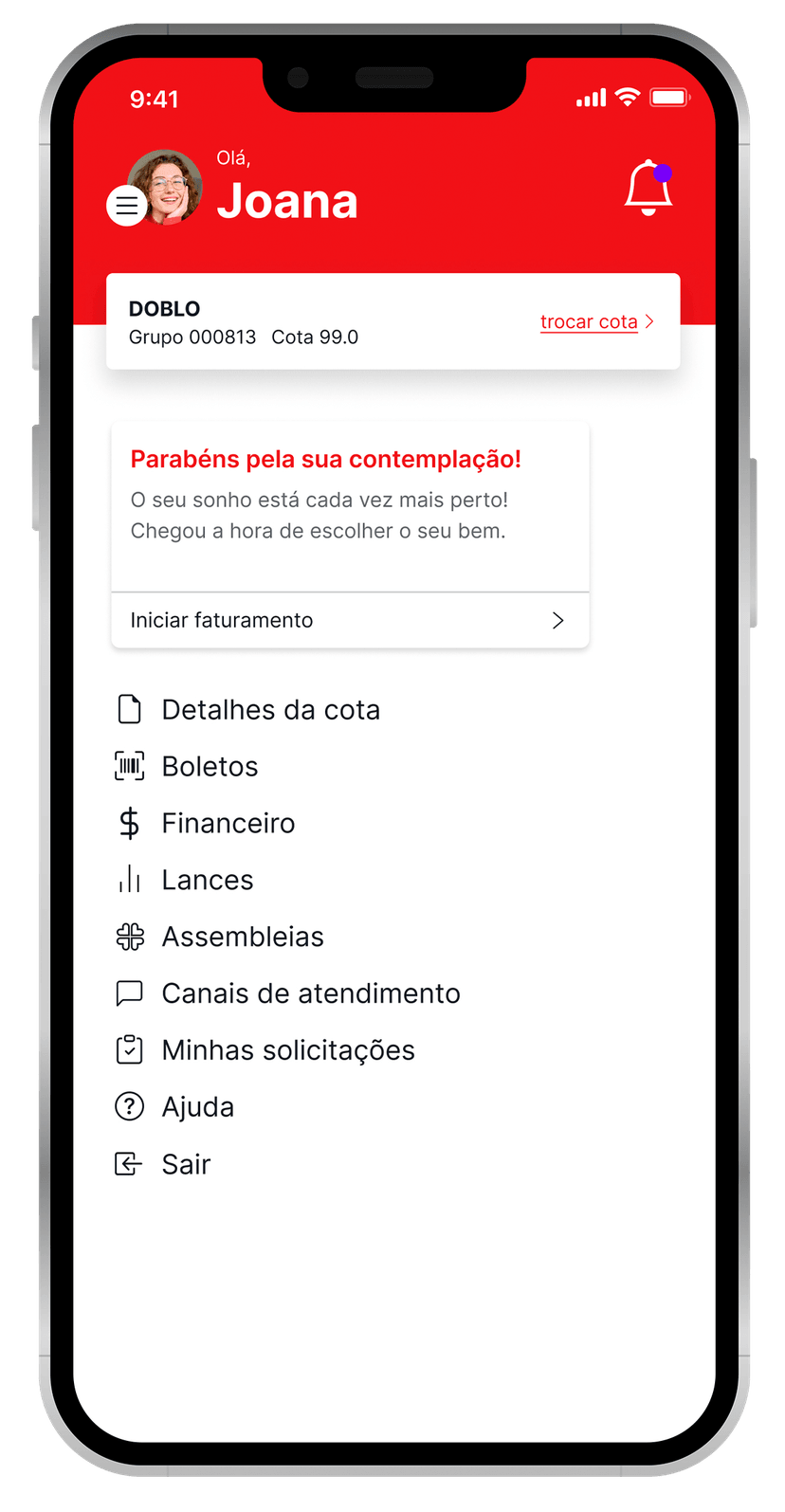 Garota sorrindo com a mão no queixo