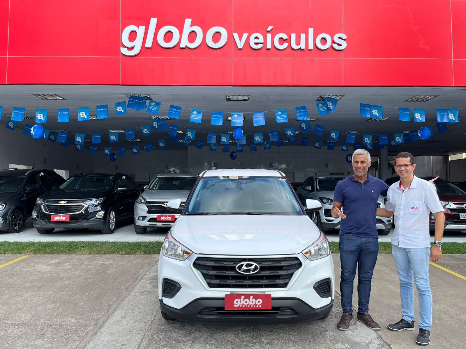 Enio Arruda conquistou seu novo carro com o Consórcio Embracon Enio Arruda cliente consórcio de carros Embracon em frente à loja Globo Veículos