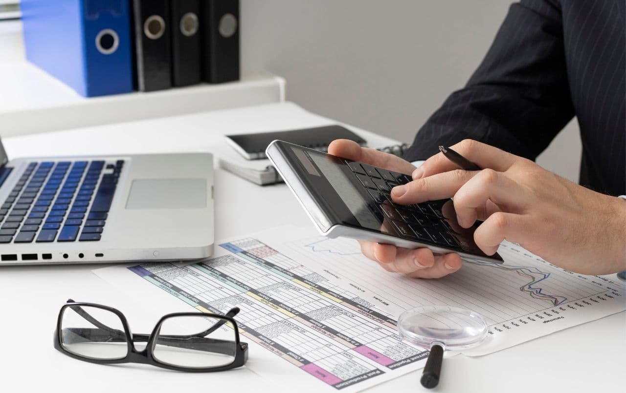 Como as parcelas do consórcio são ajustadas?