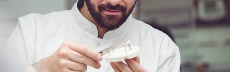 Entenda como funciona e quando fazer um implante dentário